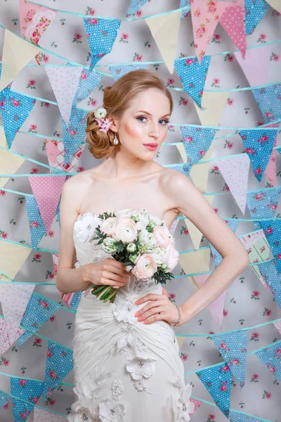 Bride.Young modelka s make-upu, kudrnaté vlasy, květiny ve vlasech. Módní nevěsta. Šperky a krásy. Žena v bílých šatech, perfektní pleť, blond vlasy. Dívka s stylový účes. — Stock fotografie