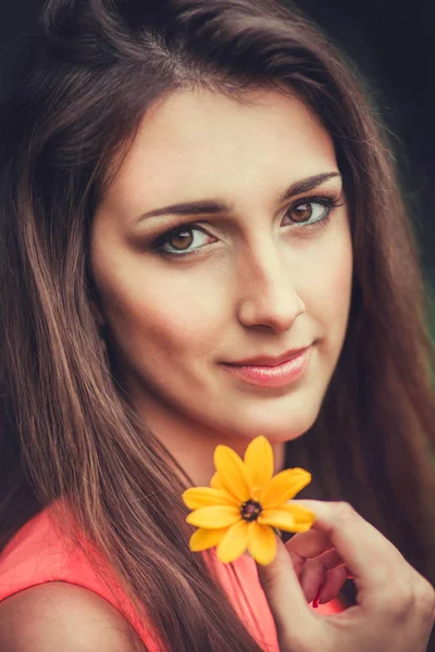 Szczęśliwy piękna młoda kobieta w parku kwitnąć wiosną. Ładna dziewczyna z wiosennych kwiatów. Modelka na zewnątrz — Zdjęcie stockowe