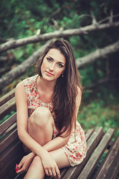 Gelukkig mooie jonge vrouw in lente bloesem park. Mooi meisje met Lentebloemen. Fotomodel buitenshuis — Stockfoto