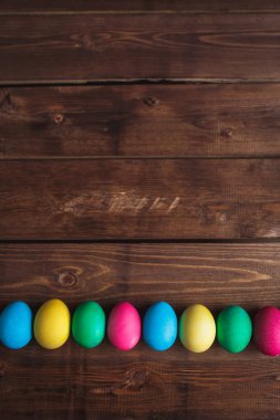 rustik ahşap arka plan üzerinde renkli Paskalya yumurtaları . 