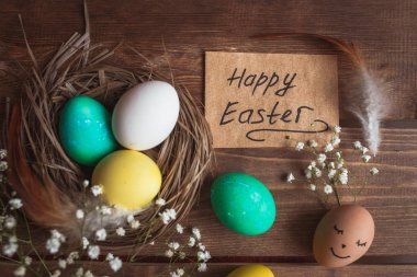 Kırsal arka planda Paskalya yumurtaları .