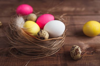 Kırsal arka planda Paskalya yumurtaları .