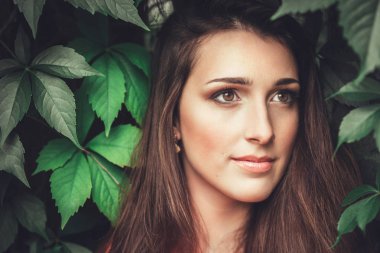 Bahar çiçeği Park mutlu güzel genç kadın. Bahar çiçekleri ile güzel kız. 