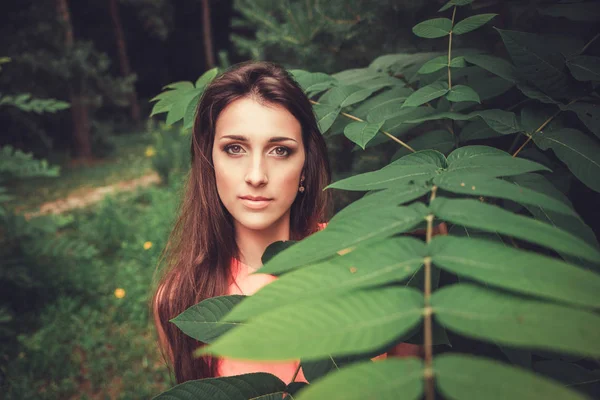 Gelukkig mooie jonge vrouw in lente bloesem park. Mooi meisje met Lentebloemen. — Stockfoto