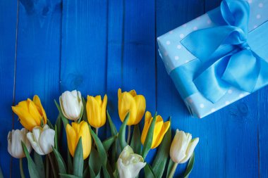 Bahar Lale çiçek, hediye kutusu düz yatıyordu tarzda yukarıdan mavi ahşap tablo.