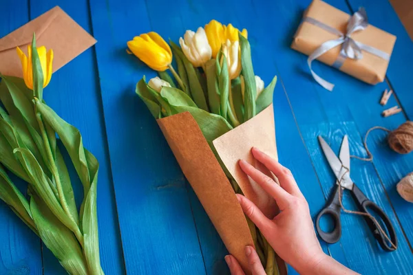 Het maken van een boeket van witte en gele tulpen thuis — Stockfoto