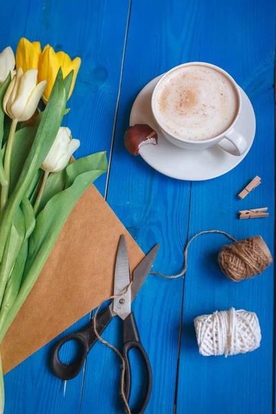 Hacer un ramo de tulipanes blancos y amarillos en casa —  Fotos de Stock