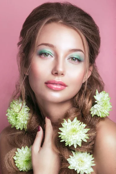 Retrato de una joven romántica con flor verde y maquillaje mirando a la cámara  . — Foto de Stock