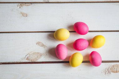 Paskalya arka plan sarı ve pembe yumurta ile. Kopya alanı ile Üstten Görünüm . 