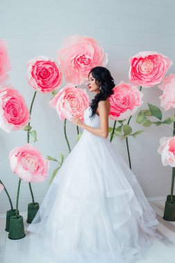 Bir güzel moda gelin, tatlı ve seksi portresi. Yapmak kadar düğün ve saç. Çiçekler arka plan
