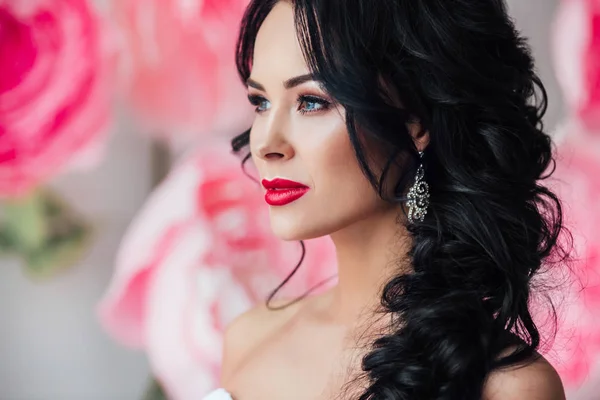 Retrato de una hermosa novia de moda, dulce y sensual. Maquillaje de boda y cabello. Fondo de flores — Foto de Stock