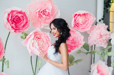 Bir güzel moda gelin, tatlı ve seksi portresi. Yapmak kadar düğün ve saç. Çiçekler arka plan