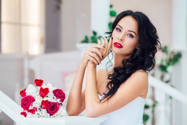 Πανέμορφη νύφη με μόδας μακιγιάζ και το χτένισμα με ένα πολυτελές νυφικό φόρεμα. Κόκκινα χείλη — Φωτογραφία Αρχείου