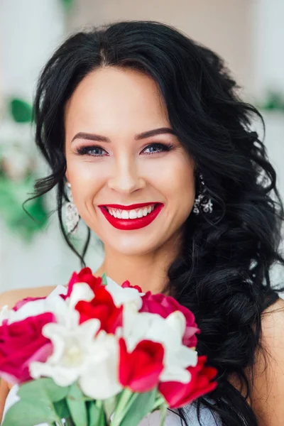 Hermosa novia con maquillaje de moda y peinado en un vestido de novia de lujo. Los labios rojos — Foto de Stock