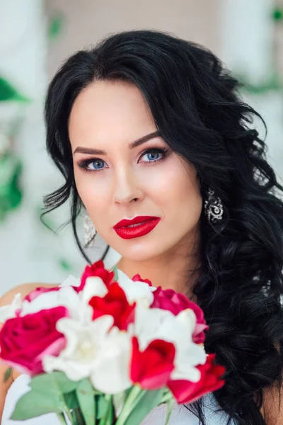 Hermosa novia con maquillaje de moda y peinado en un vestido de novia de lujo. Los labios rojos — Foto de Stock