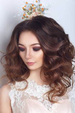 Güzel gelin şeftali gelinlik ve çiçek taç beyaz fotoğraf Studio poz.