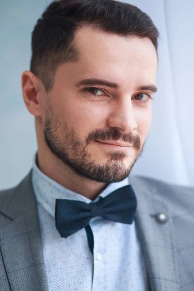 Ritratto di un bell'uomo adulto in completo grigio in studio. Lo sposo sta aspettando la sposa — Foto Stock