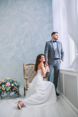 Tutan bir kadın bir el mans. Güzel elbise ve damat gelin