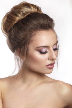 Güzel bir kadın yüzü beyaz stüdyoya yakın.