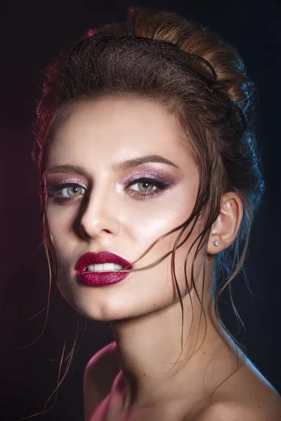 Sexy schoonheid meisje met rode lippen. Provocerende make-up. Prachtige vrouw gezicht — Stockfoto