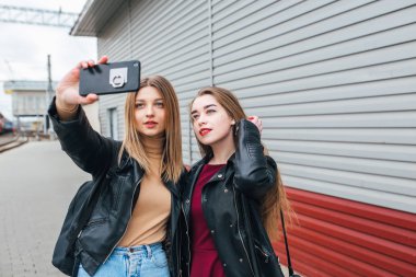 Smartphone kullanarak selfie alarak iki genç kız