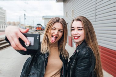 Smartphone kullanarak selfie alarak iki genç kız