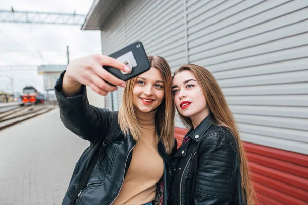 Két fiatal lányok selfie használ smartphone — Stock Fotó