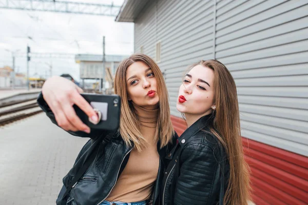 Smartphone kullanarak selfie alarak iki genç kız — Stok fotoğraf