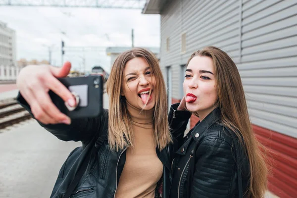 Smartphone kullanarak selfie alarak iki genç kız — Stok fotoğraf