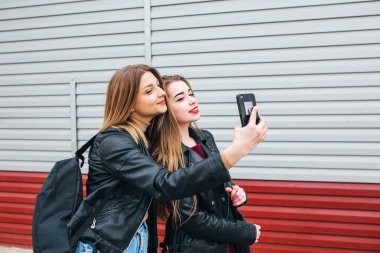 Smartphone kullanarak selfie alarak iki genç kız
