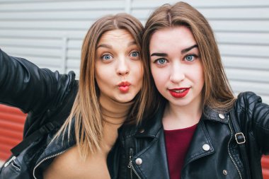 Smartphone kullanarak selfie alarak iki genç kız