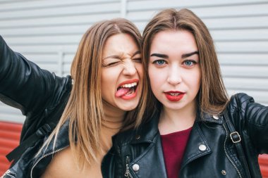 Smartphone kullanarak selfie alarak iki genç kız