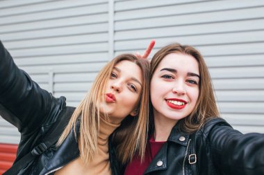 Smartphone kullanarak selfie alarak iki genç kız