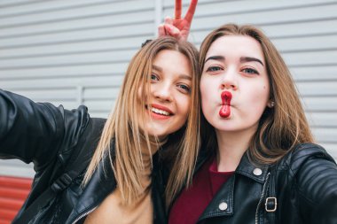 Smartphone kullanarak selfie alarak iki genç kız