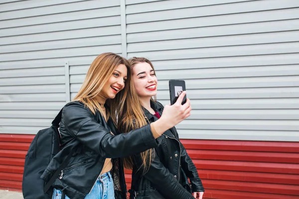 Smartphone kullanarak selfie alarak iki genç kız — Stok fotoğraf