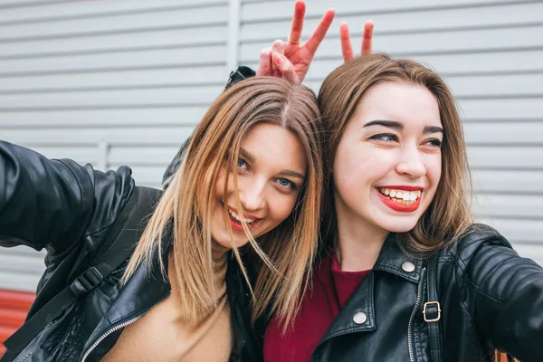 Smartphone kullanarak selfie alarak iki genç kız — Stok fotoğraf