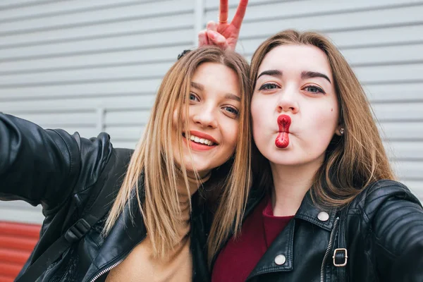Duas meninas tomando selfie usando smartphone — Fotografia de Stock