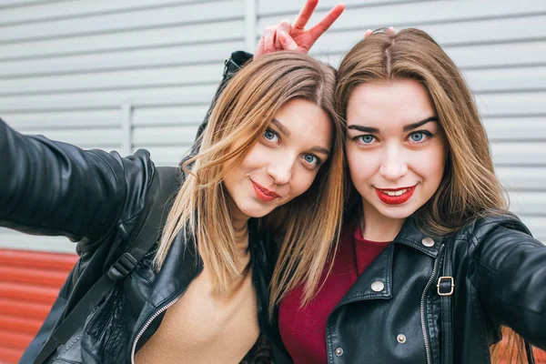 Dos chicas jóvenes tomando selfie usando smartphone —  Fotos de Stock