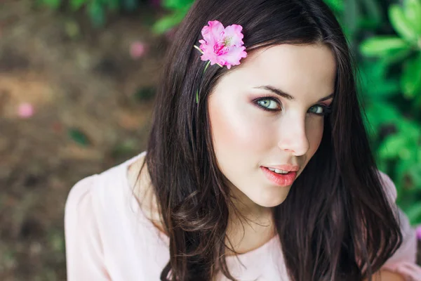 Outdoor-Mode Foto von schönen jungen Frau von Blumen umgeben. Frühlingsblüte — Stockfoto