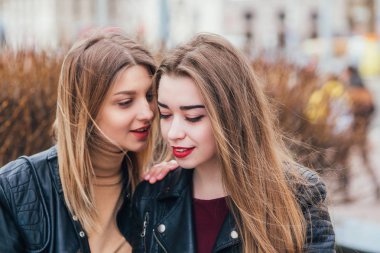 Dostluk. İki kadın şehirde konuşuyor