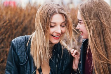 Dostluk. İki kadın şehirde konuşuyor