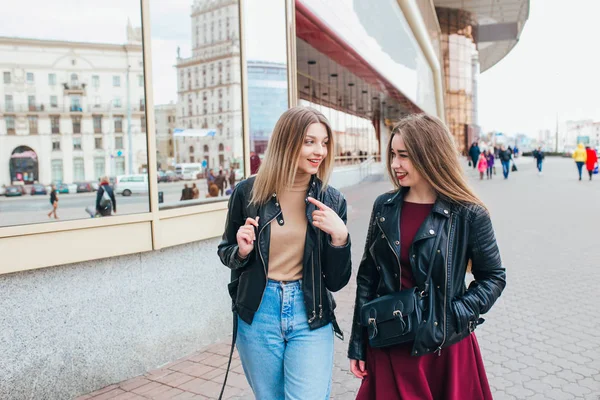 Freundschaft. zwei Frauen im Gespräch in der Stadt — Stockfoto