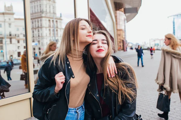 Glückliches Treffen zweier Freunde, die sich auf der Straße umarmen — Stockfoto