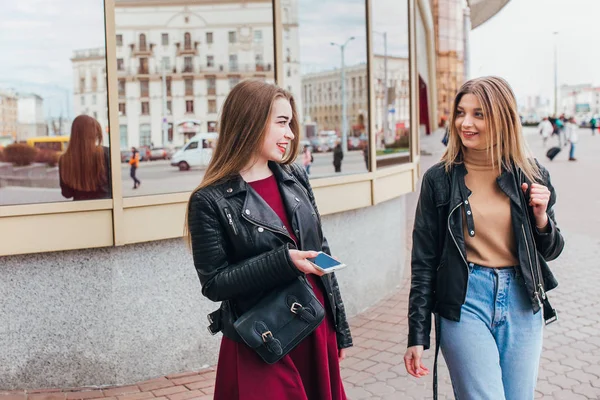 Amistad. Dos mujeres hablando en la ciudad — Foto de Stock