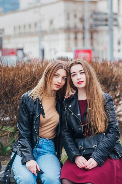 Zwei junge Freundinnen, die zusammen sitzen und Spaß im Freien haben. Lebensstil. — Stockfoto