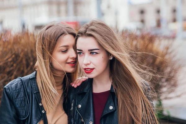 Dostluk. İki kadın şehirde konuşuyor — Stok fotoğraf