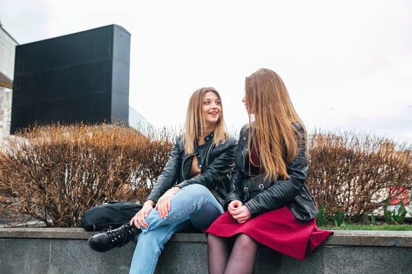 Amicizia. Due donne che parlano in città — Foto Stock