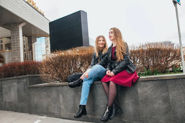 Amistad. Dos mujeres hablando en la ciudad — Foto de Stock