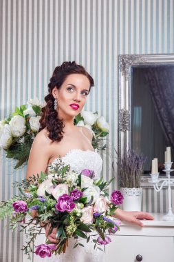 Güzel gelin dikey, buket düğün makyaj ve saç kapalı .
