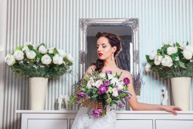 Güzel gelin dikey, buket düğün makyaj ve saç kapalı .